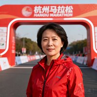 杭州马拉松组委会负责人李女士的职业头像，她穿着红色运动外套，背景是起跑线拱门。